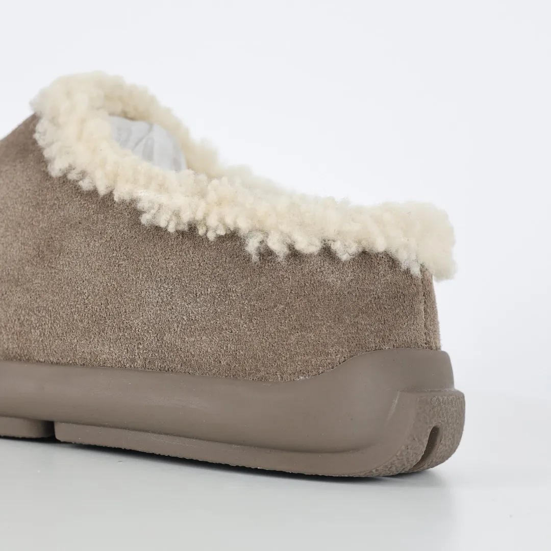 Pick up locally💰560 Core recommendation Good price Independently developed original outsole and cashmere insole to keep you warm in winter and suitable for home use. In the new year, uug launched a style series, which is partially geared towards the preferences of young consumers and has also moved to the forefront of fashion trends. Shoe body material Water-repellent coated suede upper 17 mm UGGPURE™ implanted wool insole Lightweight non-slip comfortable rubber outsole With brand LOGO trademark Comes with a full set of packaging Size: 35 36 37 38 39 40 41 42 43 44